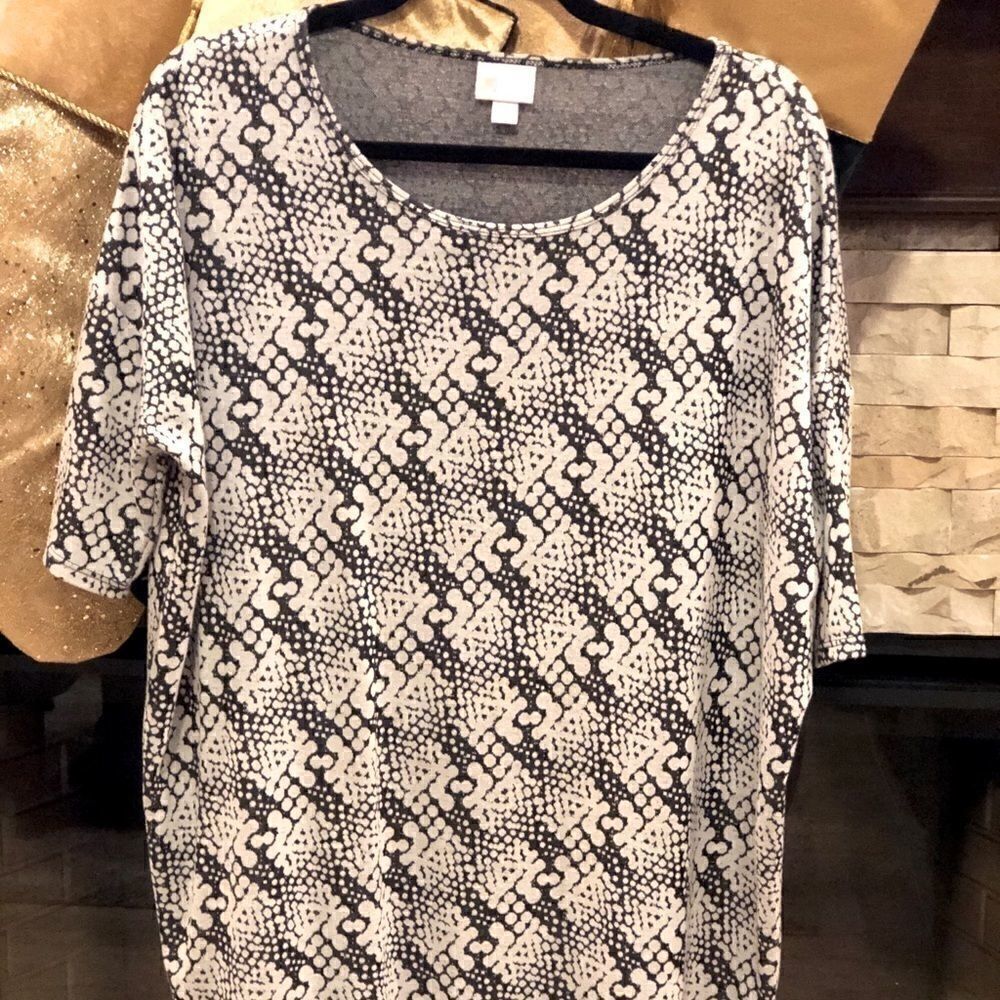 Lularoe Irma Black & White Tunic Shirt Size Small